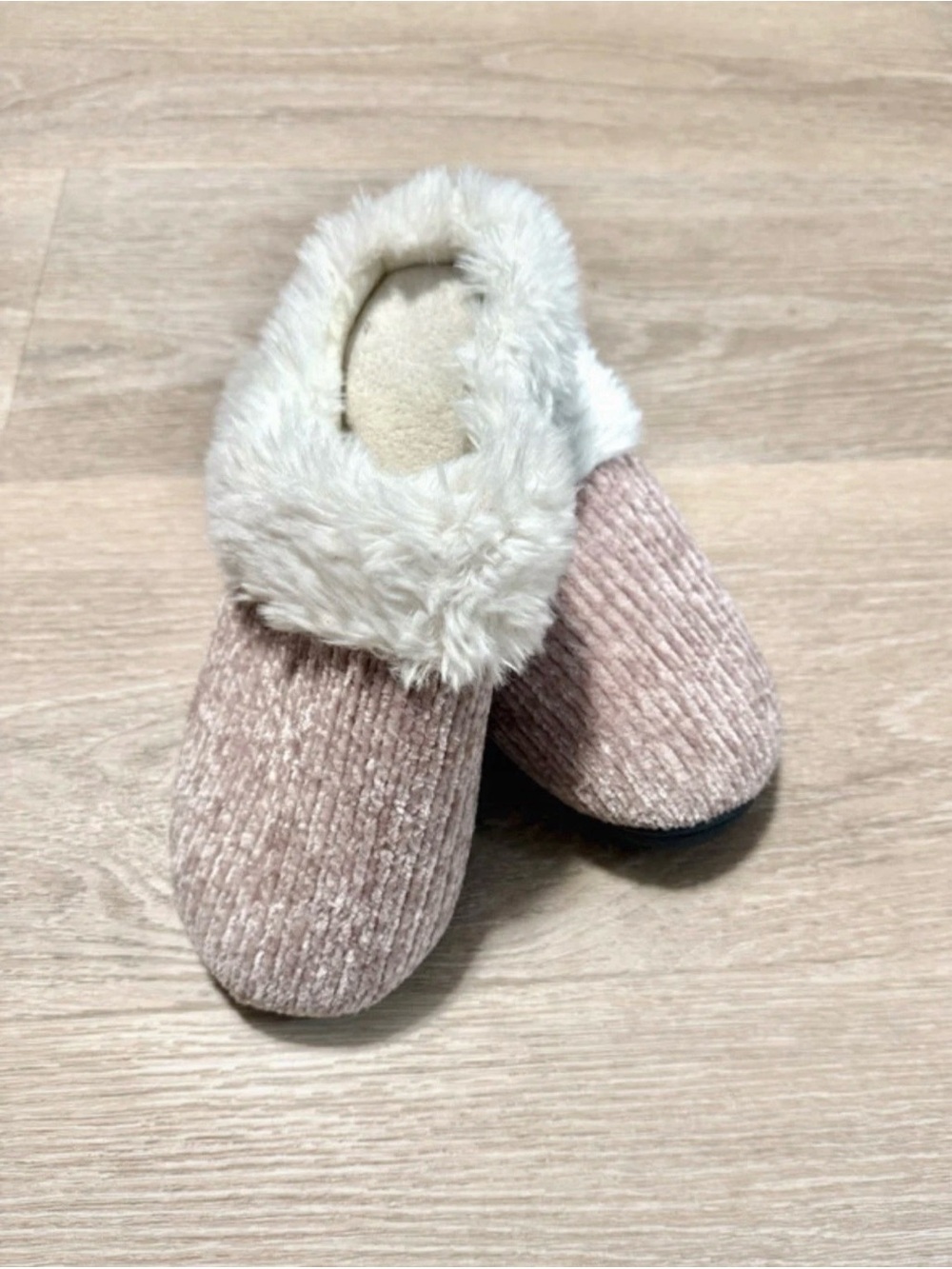 Isotoner women's 6.5-7 super soft fur lined slippers 279